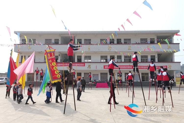 学生们在老师的指导下熟练地进行高跷表演。.jpg