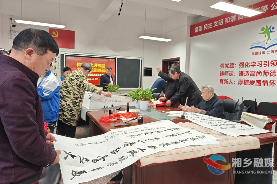 墨润树人 龙城文学社举办采风笔会