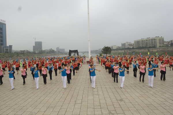 500人广场舞1.jpg
